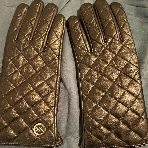 Michael Kors Quilted Black Leather Gloves with MK Logo - Picture 4 of 5